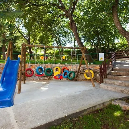 House In With Balcony, Air Conditioning, Wifi, Washing Machine بيت للعطل بوريتش