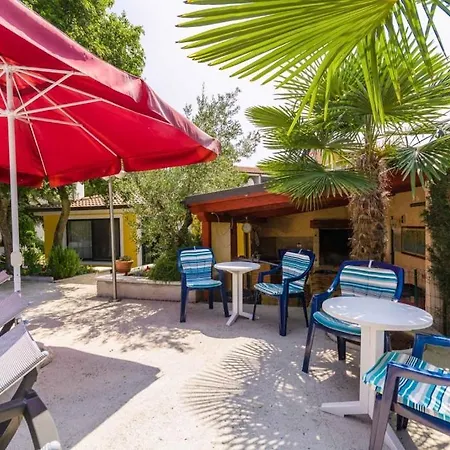 House In With Balcony, Air Conditioning, Wifi, Washing Machine Vakantiehuis Poreč
