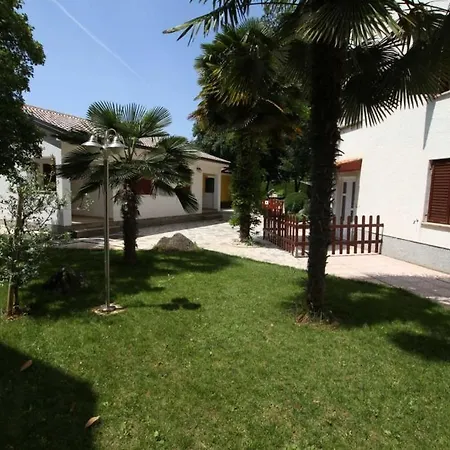 بيت للعطل House In With Balcony, Air Conditioning, Wifi, Washing Machine *