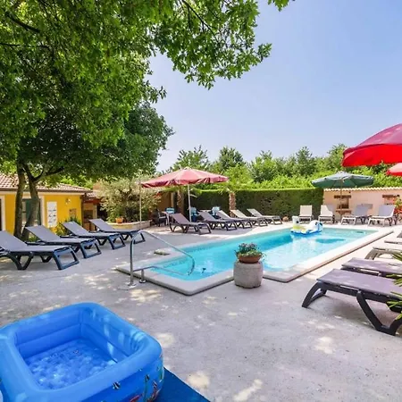 House In With Balcony, Air Conditioning, Wifi, Washing Machine بوريتش