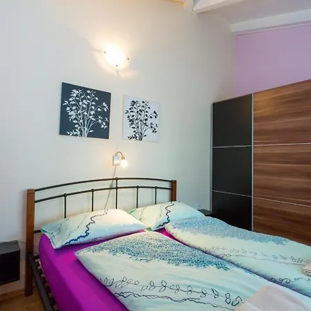 بيت للعطل House In With Balcony, Air Conditioning, Wifi, Washing Machine