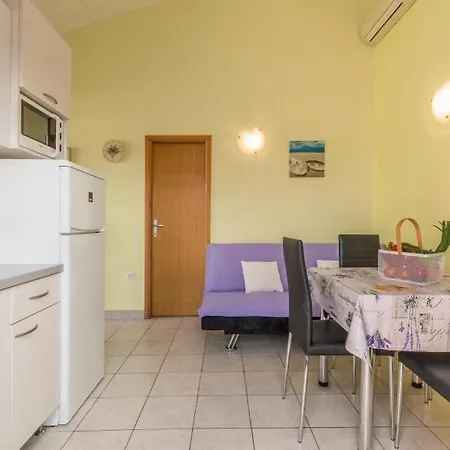 House In With Balcony, Air Conditioning, Wifi, Washing Machine بوريتش