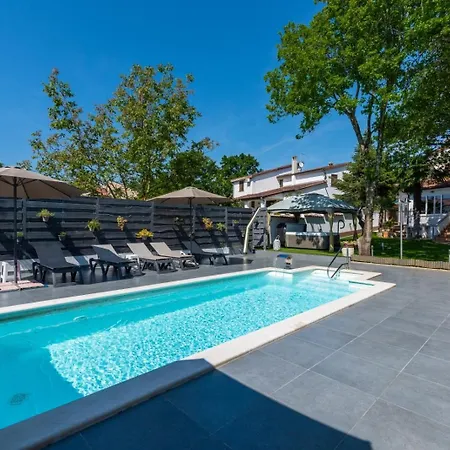 House In With Balcony, Air Conditioning, Wifi, Washing Machine Feriehus