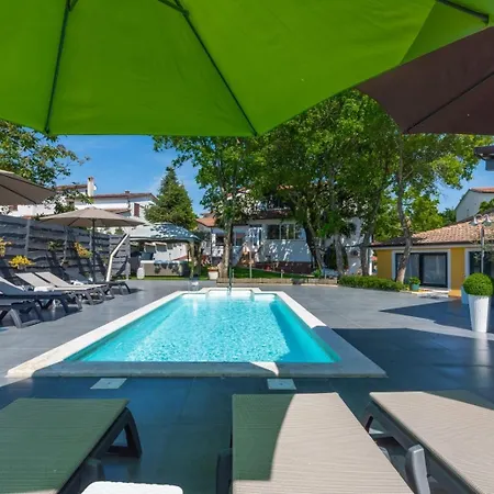 Feriehus House In With Balcony, Air Conditioning, Wifi, Washing Machine Poreč