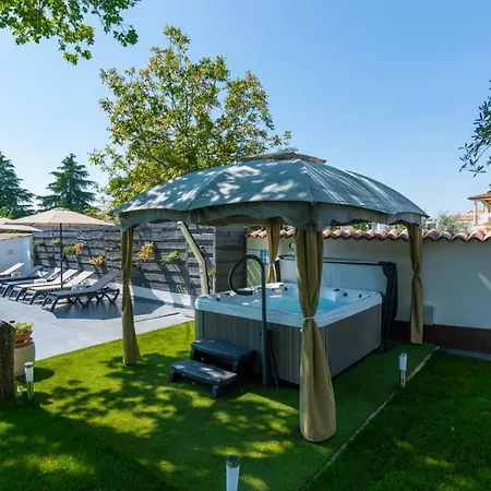 House In With Balcony, Air Conditioning, Wifi, Washing Machine Holiday home