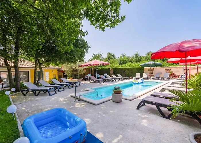 House In With Balcony, Air Conditioning, Wifi, Washing Machine Poreč