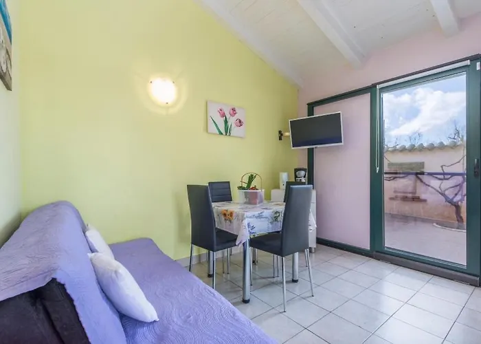 Feriehus House In With Balcony, Air Conditioning, Wifi, Washing Machine Poreč