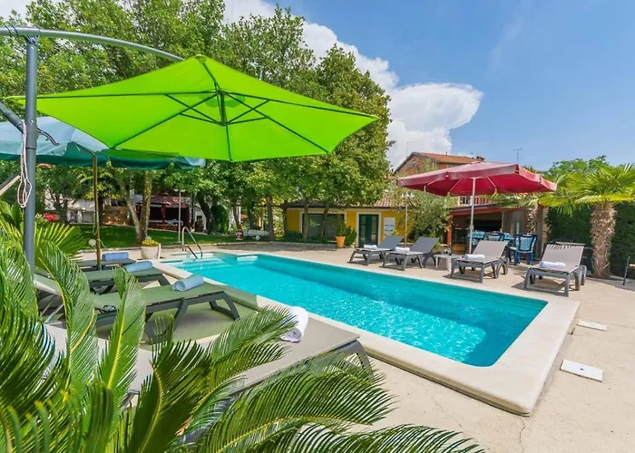 Feriehus House In With Balcony, Air Conditioning, Wifi, Washing Machine Poreč