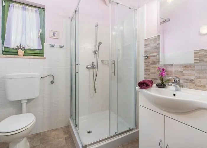 House In With Balcony, Air Conditioning, Wifi, Washing Machine