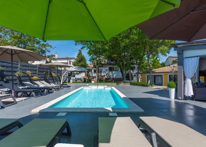 Feriehus House In With Balcony, Air Conditioning, Wifi, Washing Machine Poreč