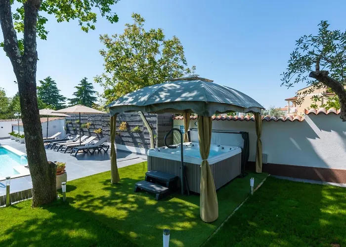 House In With Balcony, Air Conditioning, Wifi, Washing Machine Feriehus