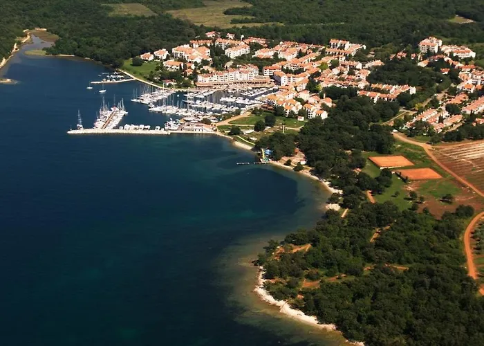 House In With Balcony, Air Conditioning, Wifi, Washing Machine Feriehus