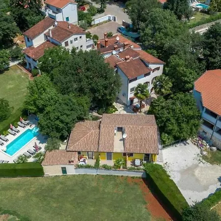 House In With Balcony, Air Conditioning, Wifi, Washing Machine Ferienhaus
